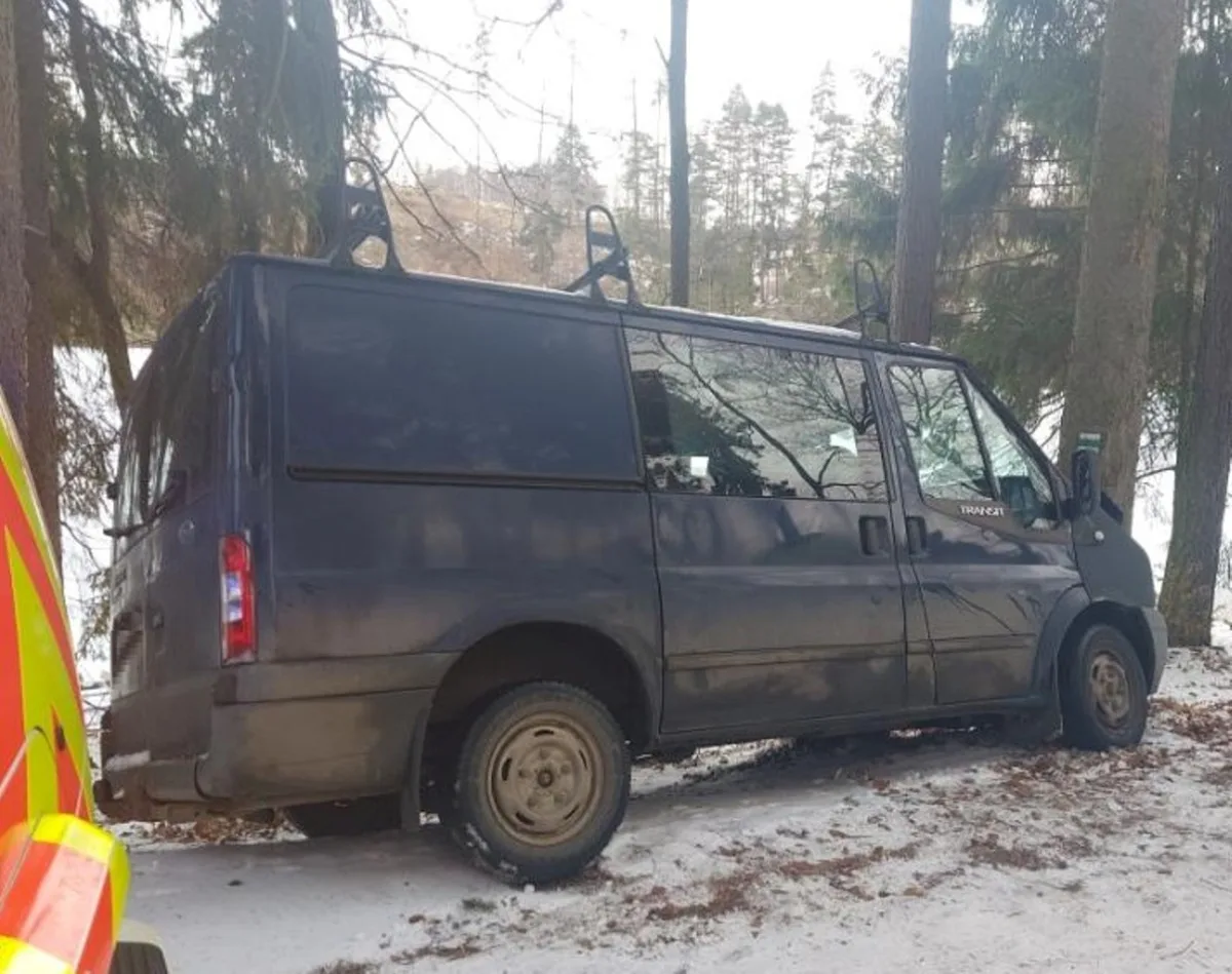 Nehoda u Sedlické přehrady. Řidič dodávky narazil do stromu, skončil v péči lékařů