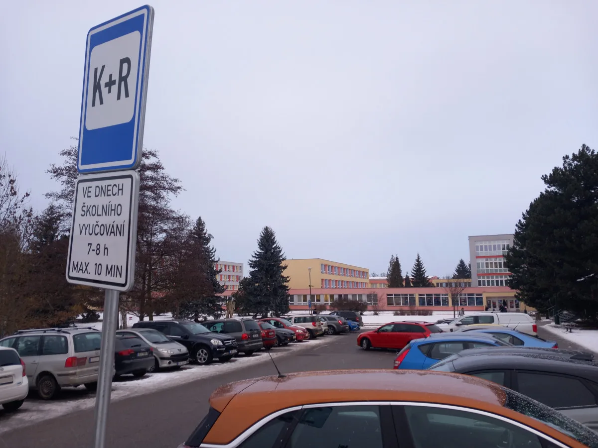 Parkování v Jihlavě XXV: Řidiči u škol na Březinkách se seznamují s režimem K+R