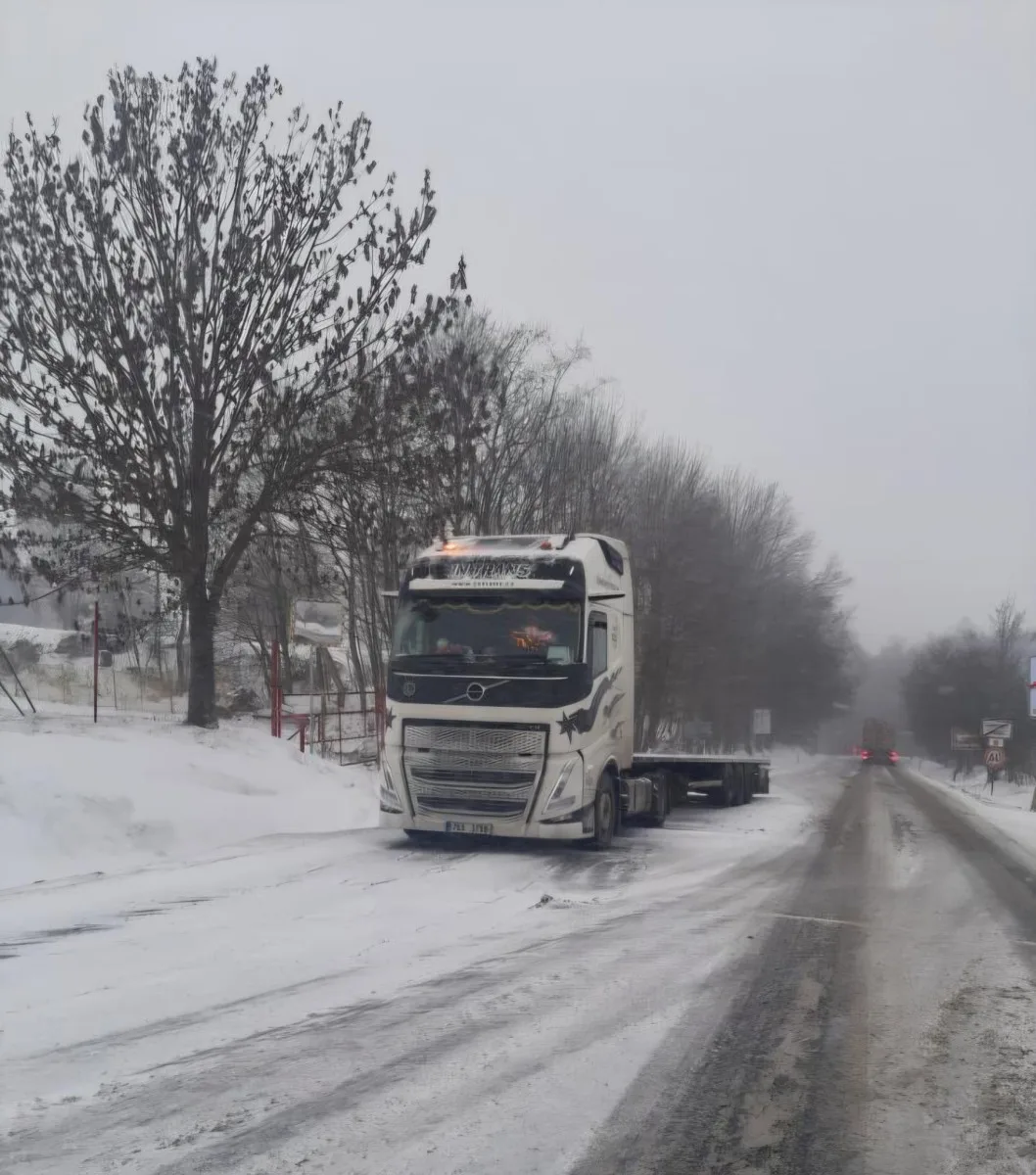 Husté sněžení komplikuje dopravu na Vysočině. Nejhorší situace je na Pelhřimovsku. Foto: Se svolením Policie ČR