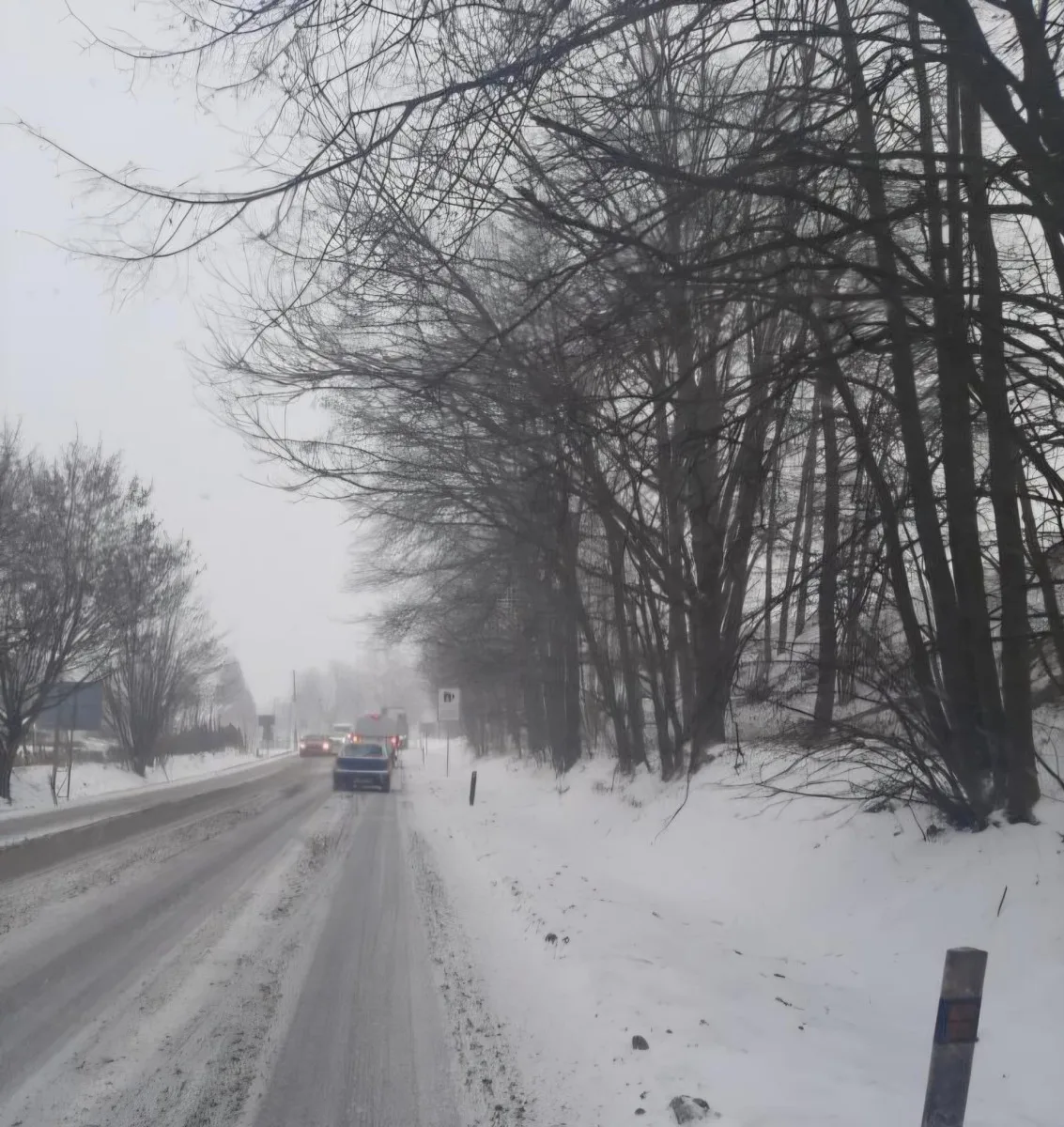 Husté sněžení komplikuje dopravu na Vysočině. Dálnice je pod sněhem, ale sjízdná