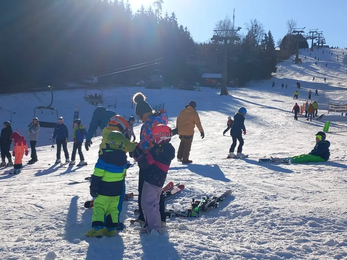 VIDEO: Vysočina žije zimou. Otevřené jsou sjezdovky, běžkařské okruhy i ledová stěna