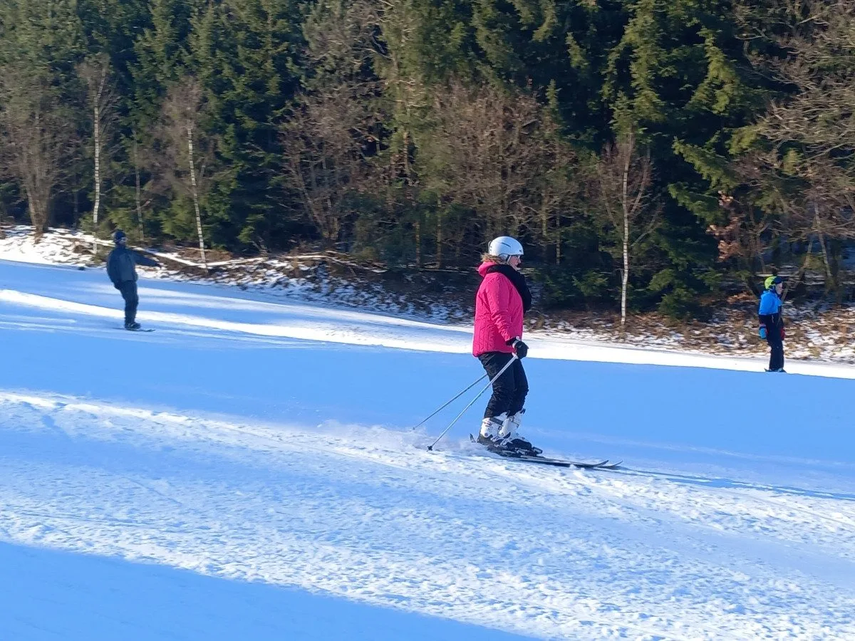 VIDEO: Vysočina žije zimou. Otevřené jsou sjezdovky, běžkařské okruhy i ledová stěna