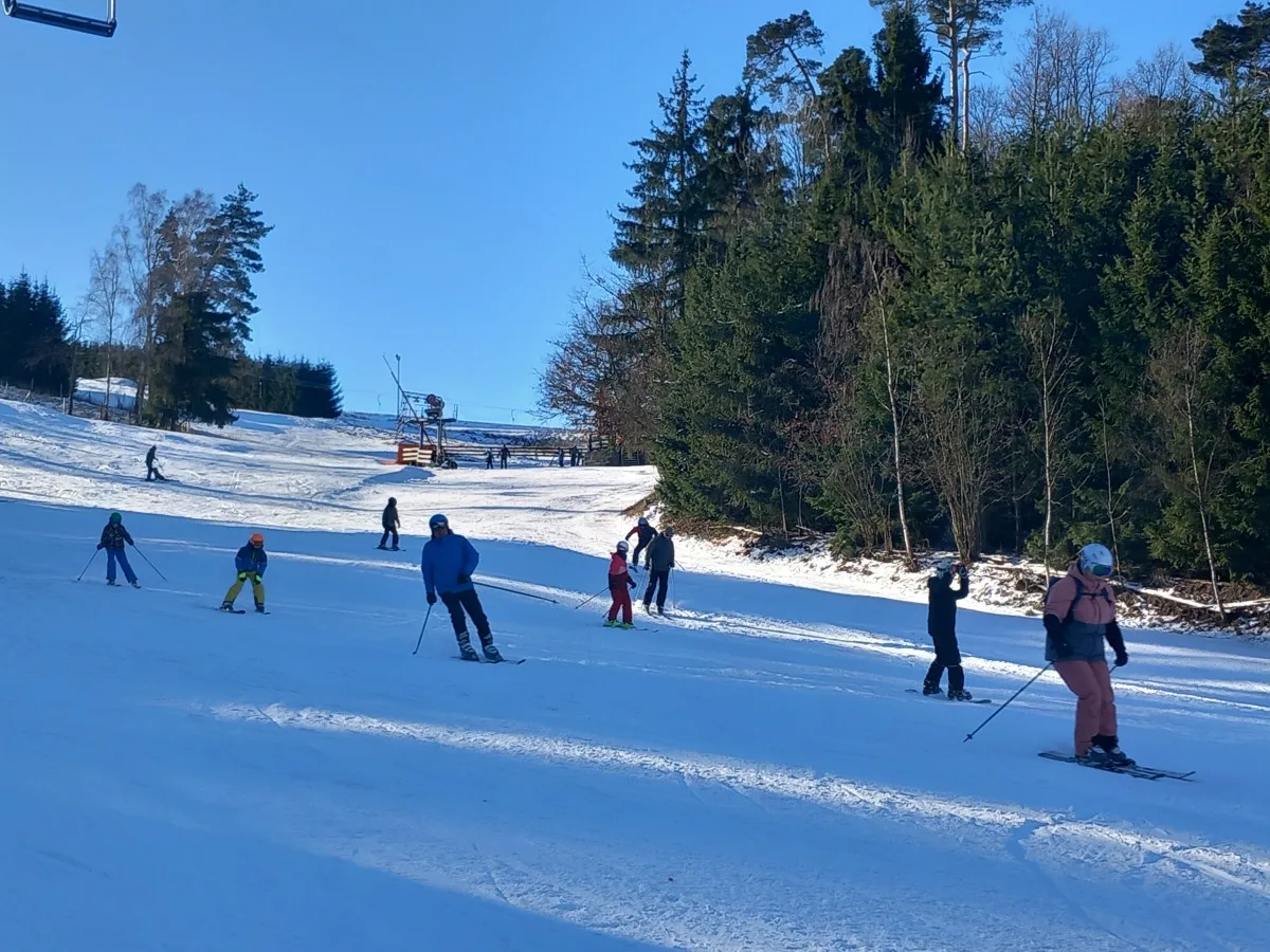VIDEO: Vysočina žije zimou. Otevřené jsou sjezdovky, běžkařské okruhy i ledová stěna