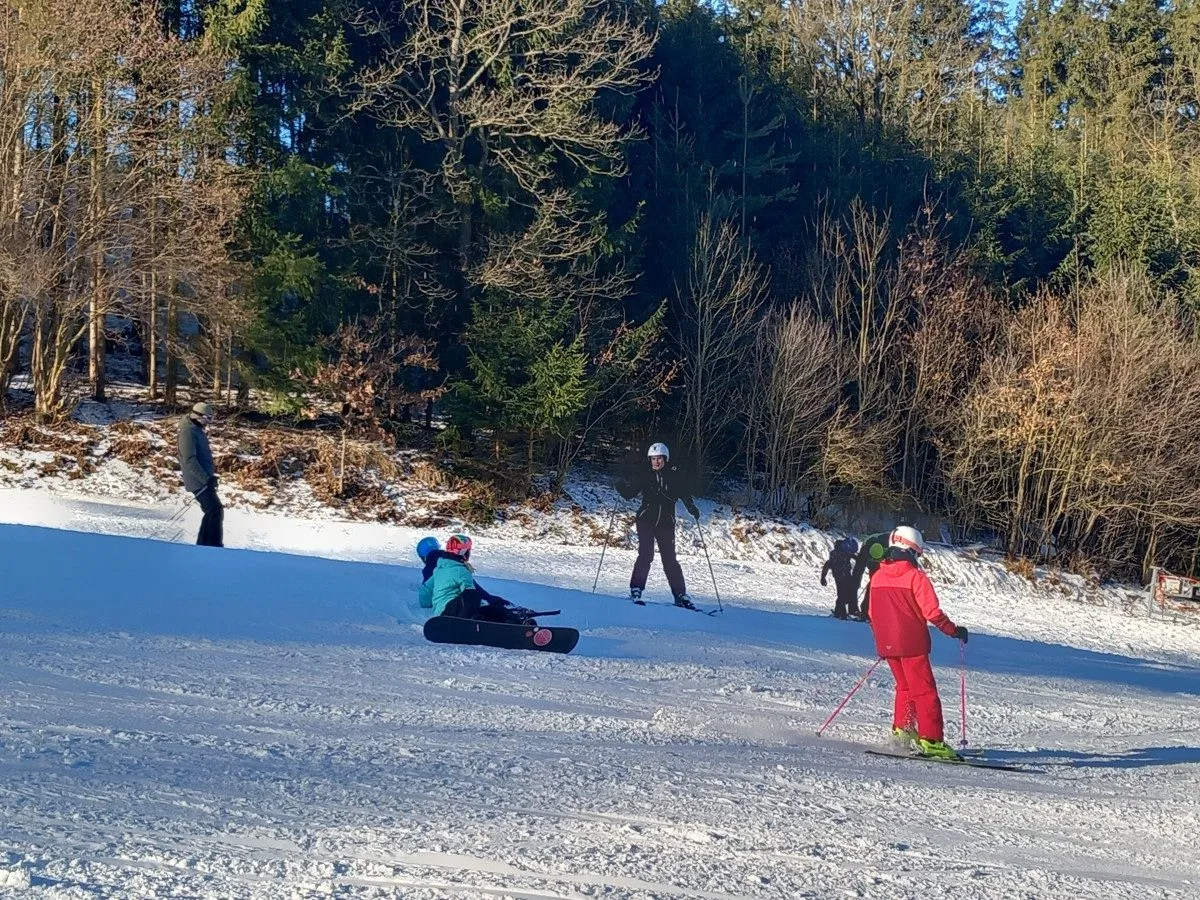 VIDEO: Vysočina žije zimou. Otevřené jsou sjezdovky, běžkařské okruhy i ledová stěna