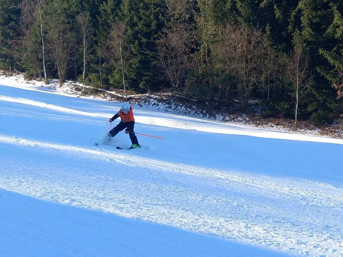 VIDEO: Vysočina žije zimou. Otevřené jsou sjezdovky, běžkařské okruhy i ledová stěna