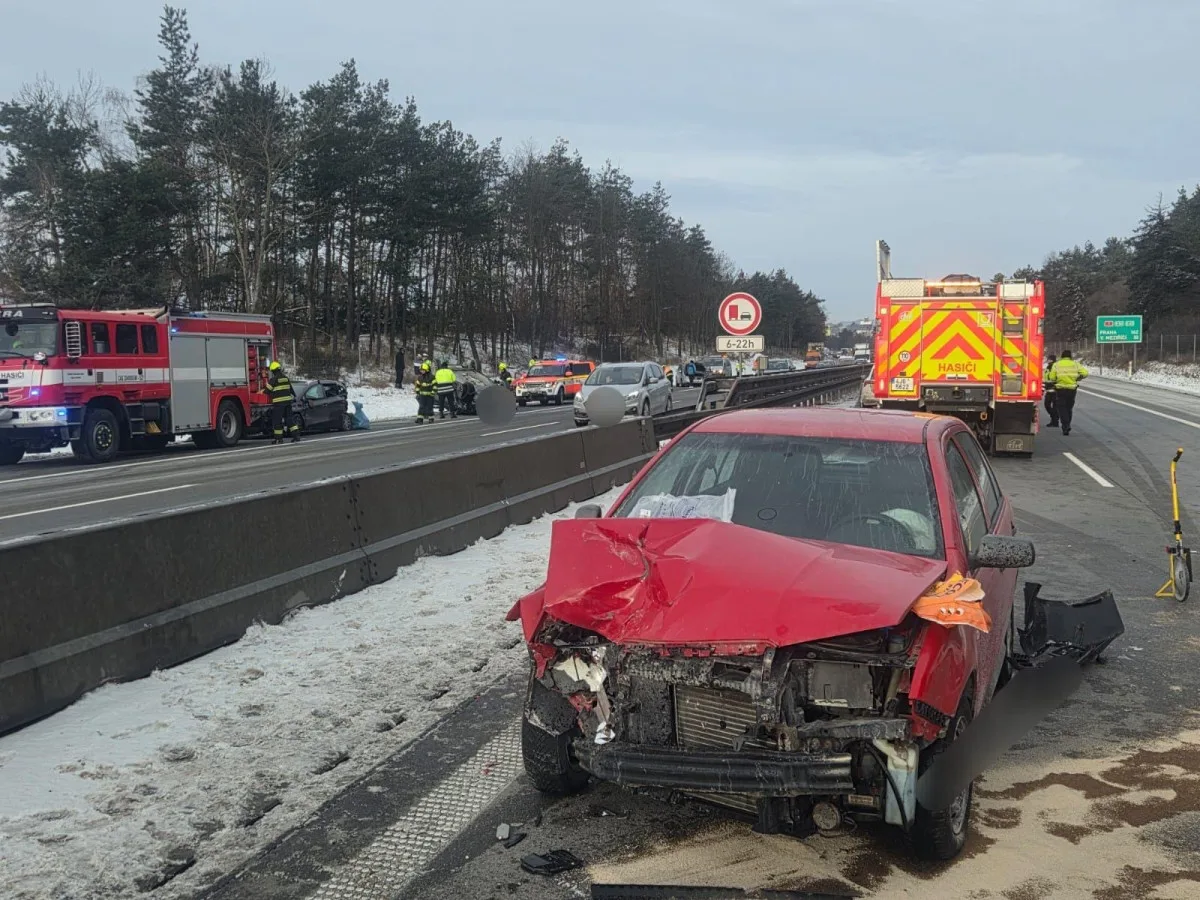 FOTO: Kritické ráno na dálnici D1, auta na Vysočině bourala v obou směrech