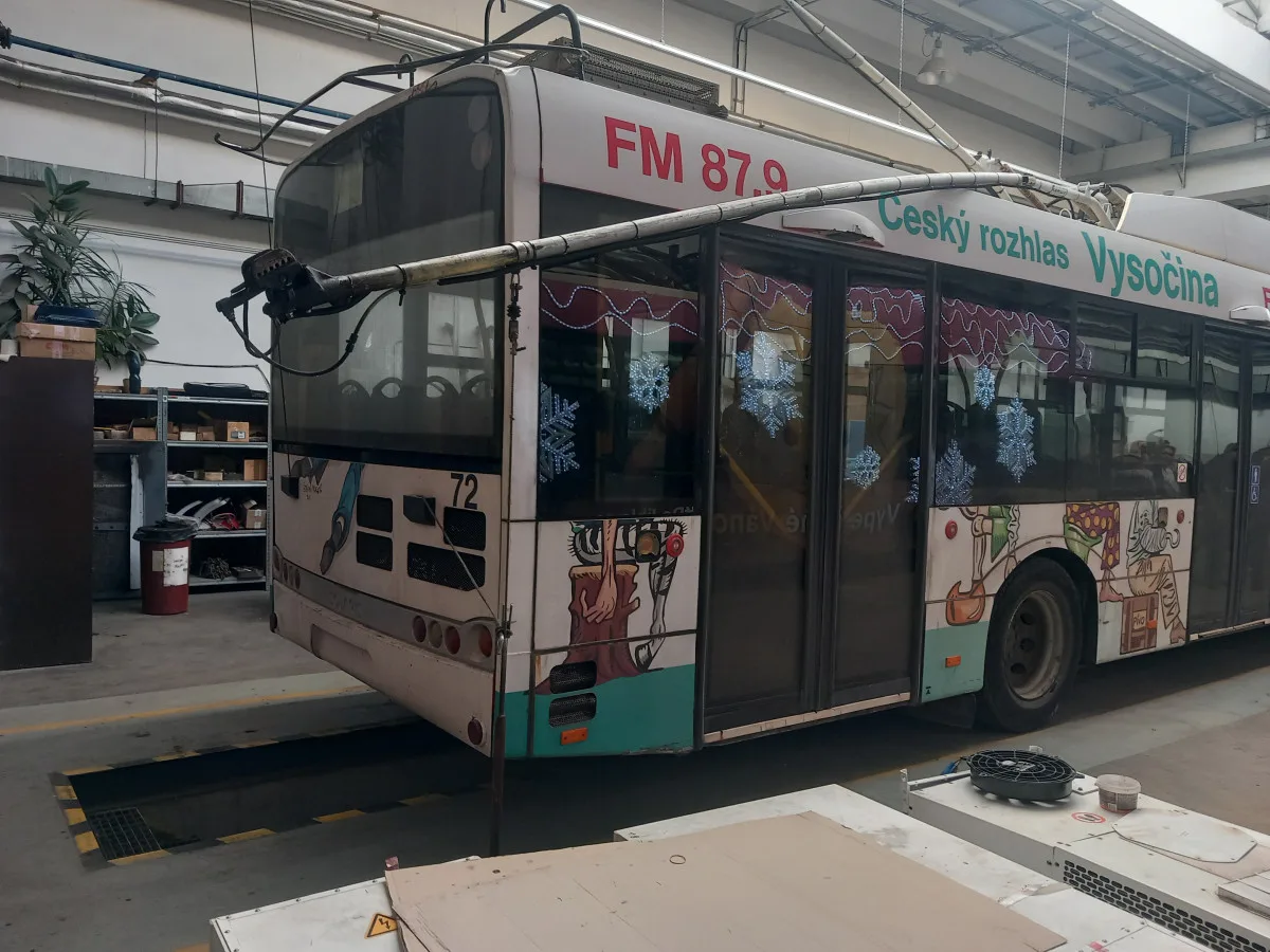 Jihlavou bude v noci projíždět speciální trolejbus. Má udržet dráty bez námrazy