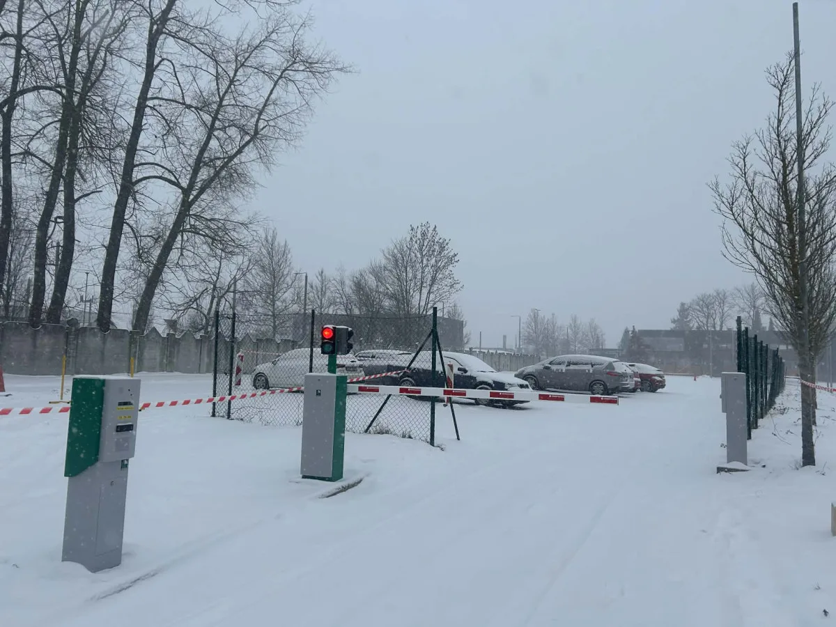 FOTO: U jihlavské nemocnice je nové parkoviště, práce na parkovacím domě stojí