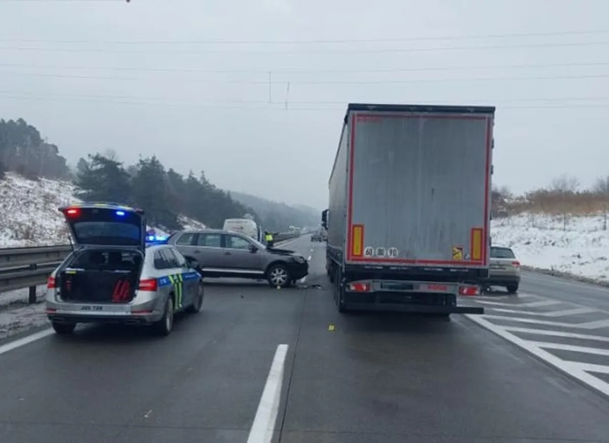 Na dálnici se srazila tři auta, místo je s opatrností průjezdné. Foto: Se svolením Policie ČR