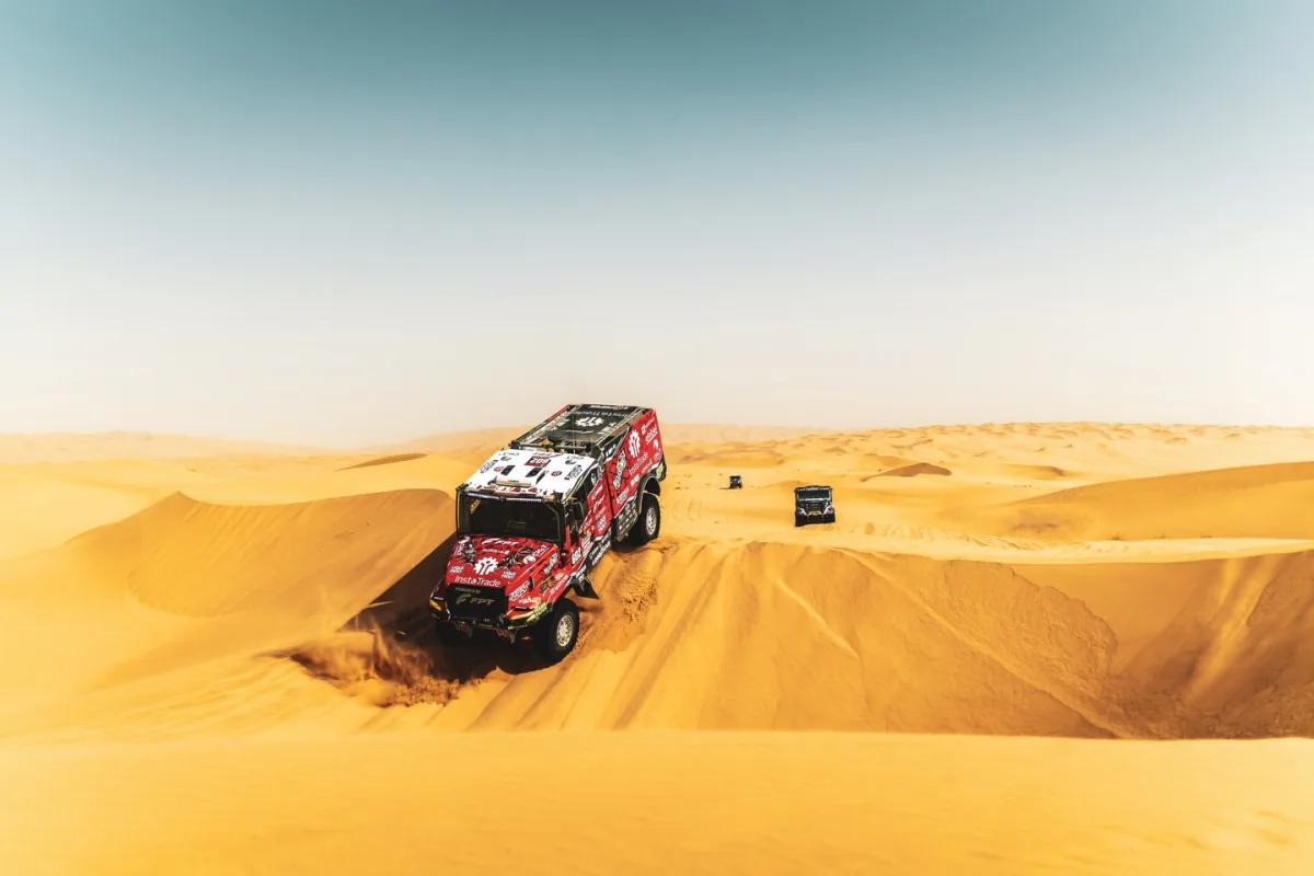 FOTO: O triumf mezi kamiony na Dakar Rally bojuje spolujezdec Křípal z Kamenice