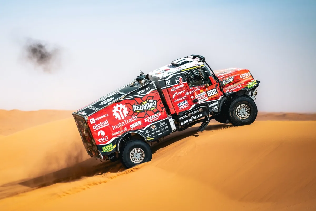 FOTO: O triumf mezi kamiony na Dakar Rally bojuje spolujezdec Křípal z Kamenice