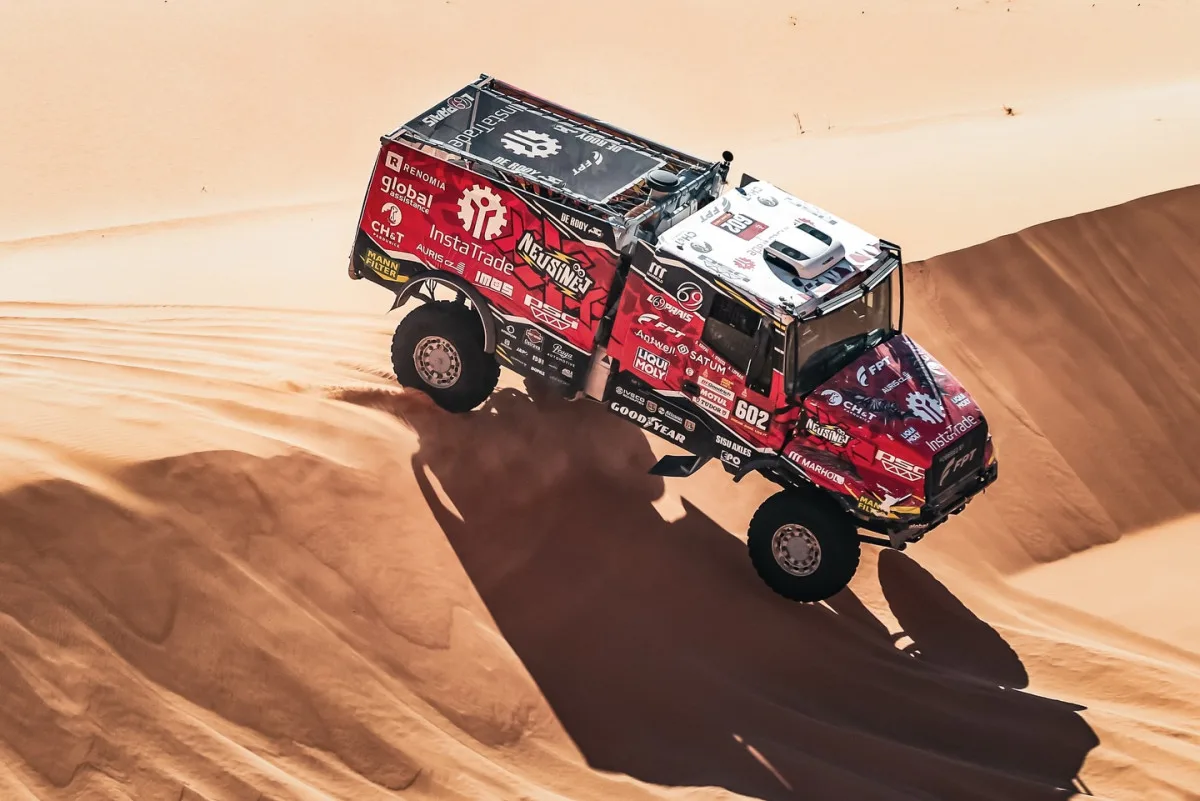 FOTO: O triumf mezi kamiony na Dakar Rally bojuje spolujezdec Křípal z Kamenice