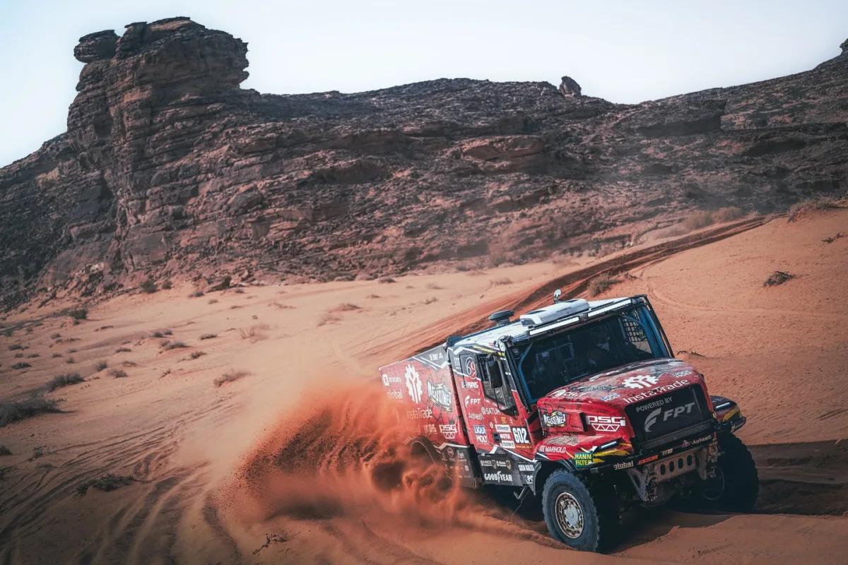 FOTO: O triumf mezi kamiony na Dakar Rally bojuje spolujezdec Křípal z Kamenice