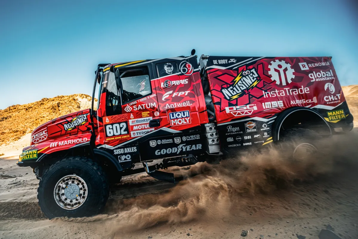 FOTO: O triumf mezi kamiony na Dakar Rally bojuje spolujezdec Křípal z Kamenice