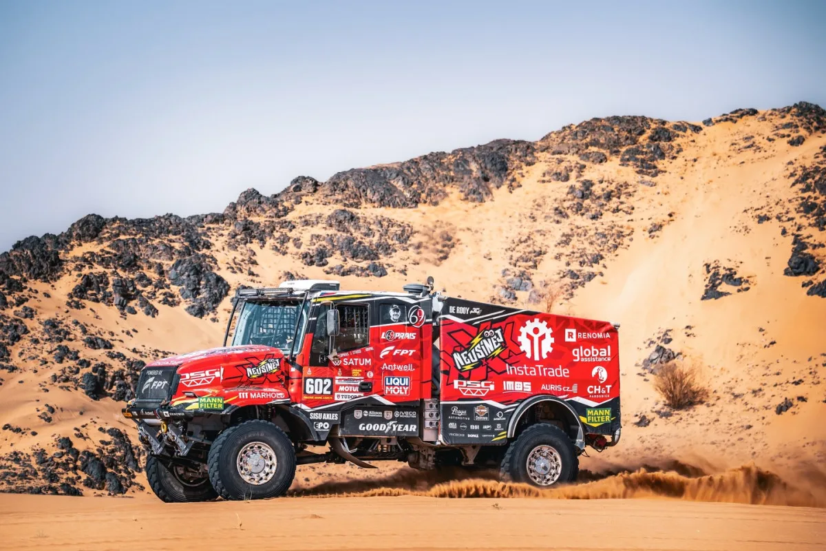 FOTO: O triumf mezi kamiony na Dakar Rally bojuje spolujezdec Křípal z Kamenice