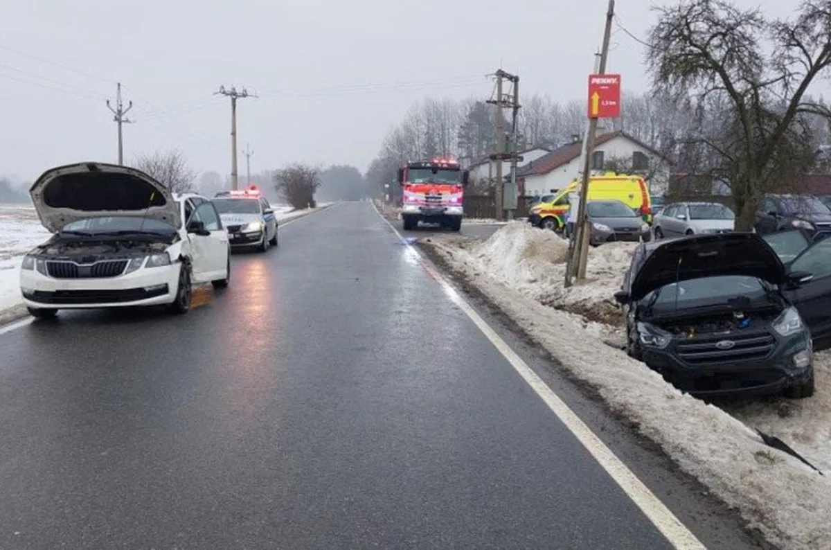 Senior u Dobronína předjížděl odbočující auto, po nehodě je škoda skoro 400 tisíc. Foto: Se svolením Policie ČR