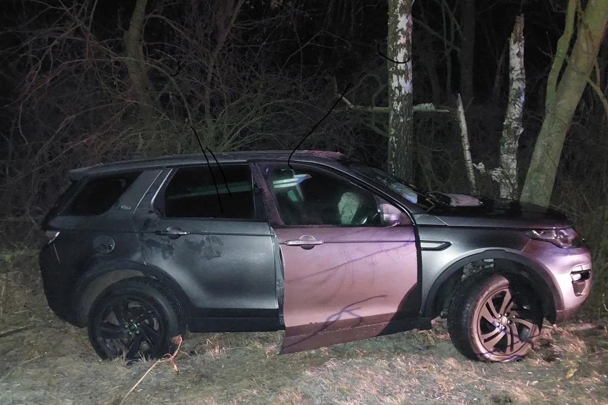 Řidič Land Roveru po smyku narazil do stromu, od policistů dostal pokutu. Foto: Se svolením Policie ČR