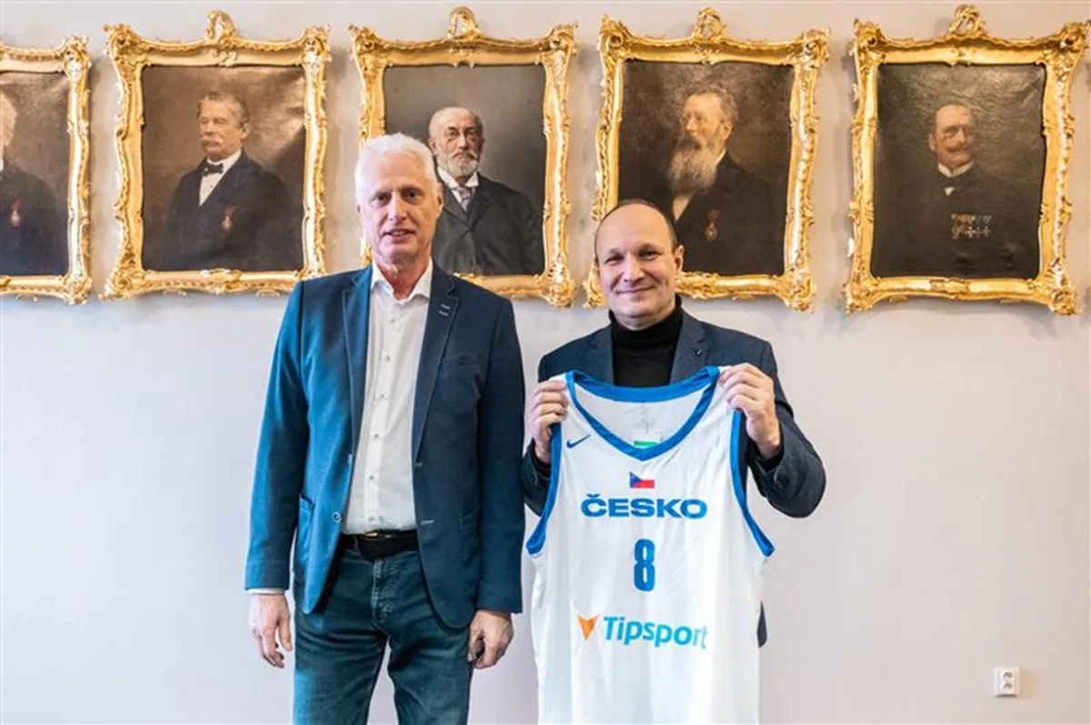 Primátor Jihlavy Petr Ryška (vpravo) s předsedou české basketbalové federace Zdeňkem Břízou. Foto: Poskytlo město Jihlava