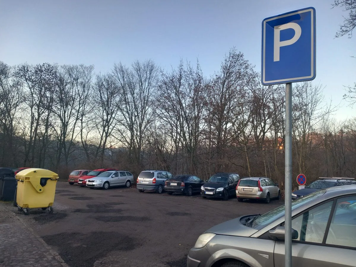 Parkování v Jihlavě XXVI: Kousek od náměstí je trochu utajené parkoviště zdarma
