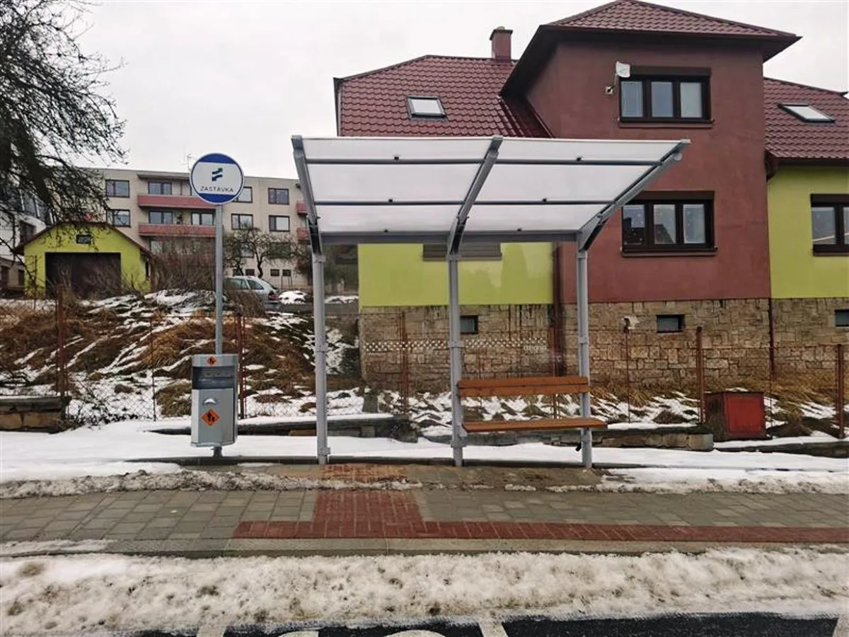 Lidé v Brtnici mají novou zastávku. V neděli zde zastaví první autobusy 
