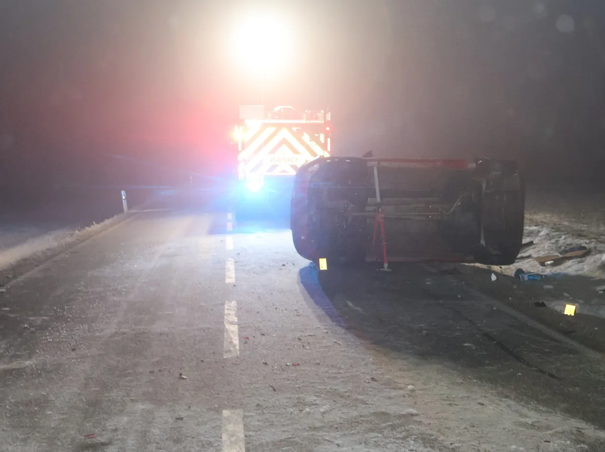 Řidič dostal na namrzající silnici u Nových Syrovic smyk a převrátil auto na bok. Foto: Se svolením Policie ČR