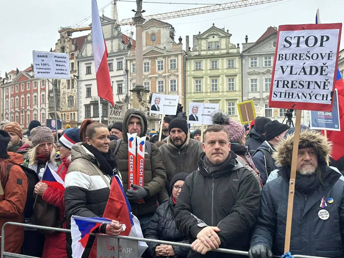 FOTO: Na Staromáku se scházejí stovky lidí na podporu prezidenta Petra Pavla