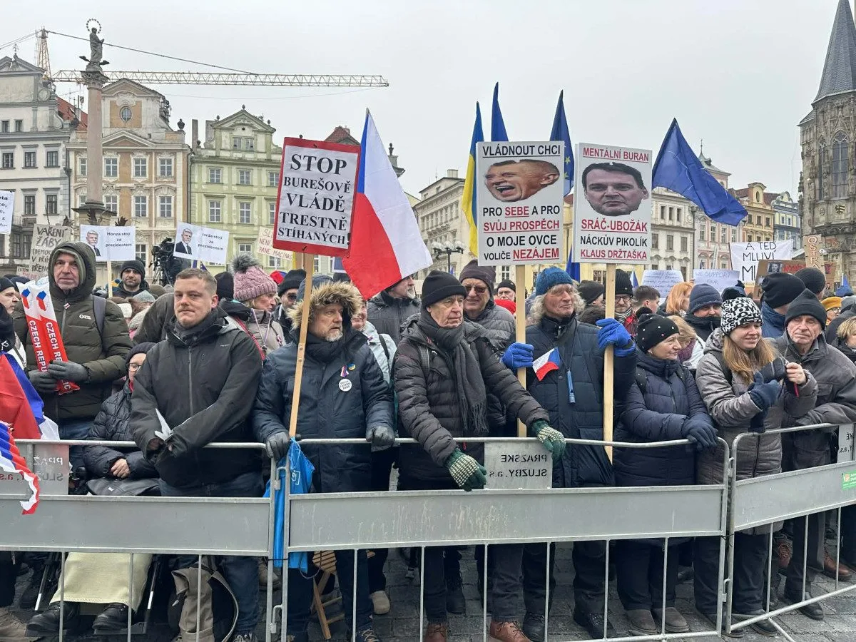 FOTO: Na Staromáku se scházejí stovky lidí na podporu prezidenta Petra Pavla