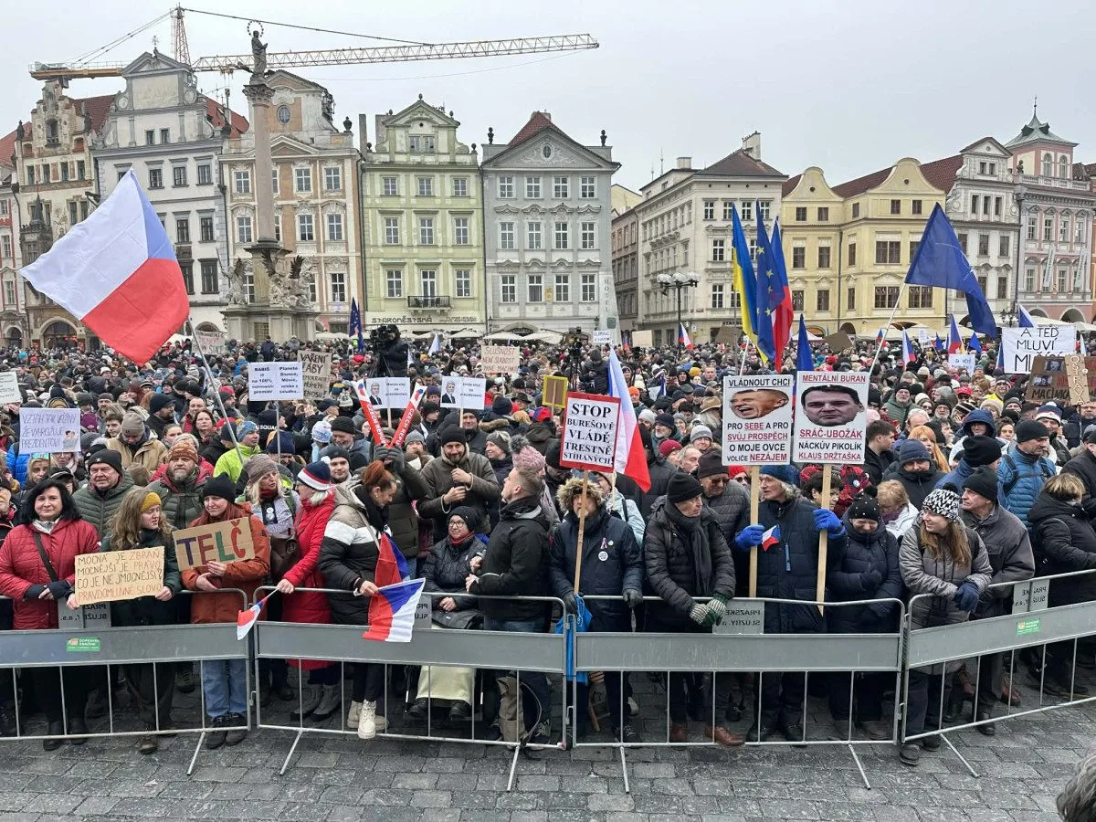 FOTO: Na Staromáku se scházejí stovky lidí na podporu prezidenta Petra Pavla