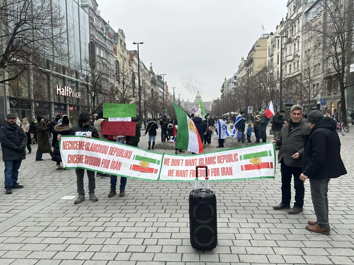 FOTO: Na Staromáku se scházejí stovky lidí na podporu prezidenta Petra Pavla