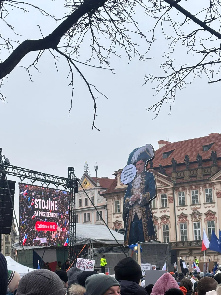Na Staromáku se scházejí tisíce lidí na podporu prezidenta Petra Pavla