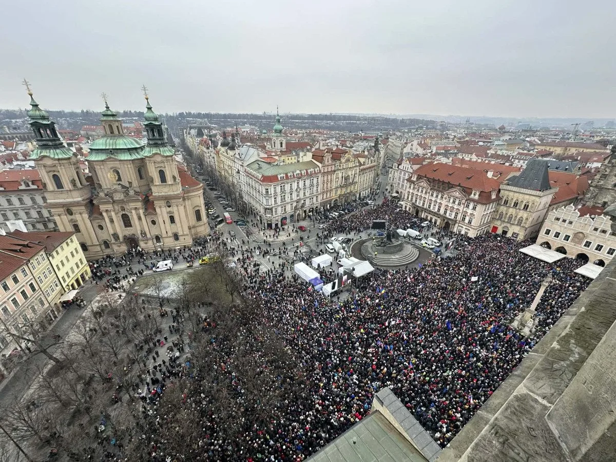 Na Staromáku se scházejí tisíce lidí na podporu prezidenta Petra Pavla