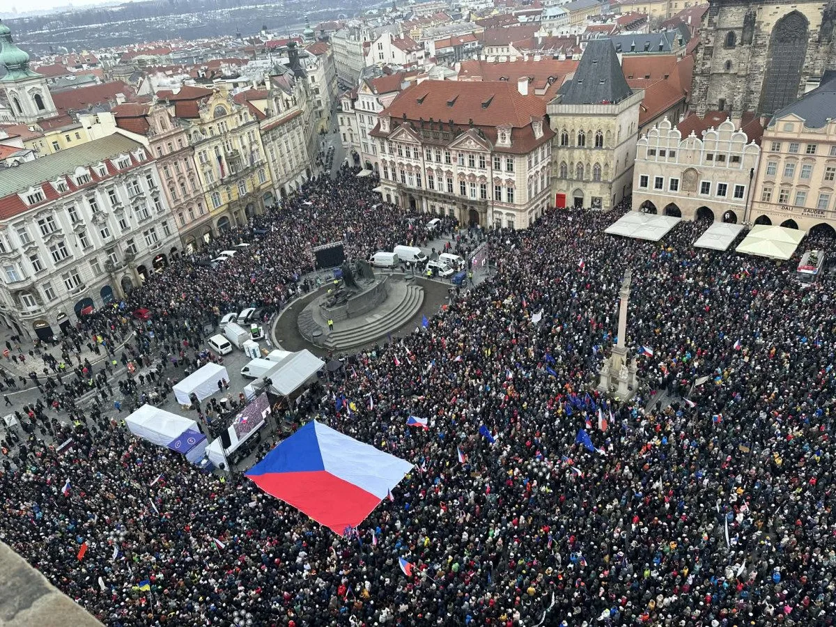 Na Staromáku se scházejí tisíce lidí na podporu prezidenta Petra Pavla