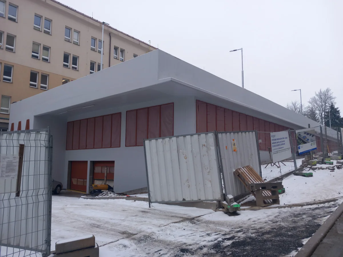 FOTO: Parkovací dům u policie je téměř hotový, silné mrazy dokončení zkomplikovaly