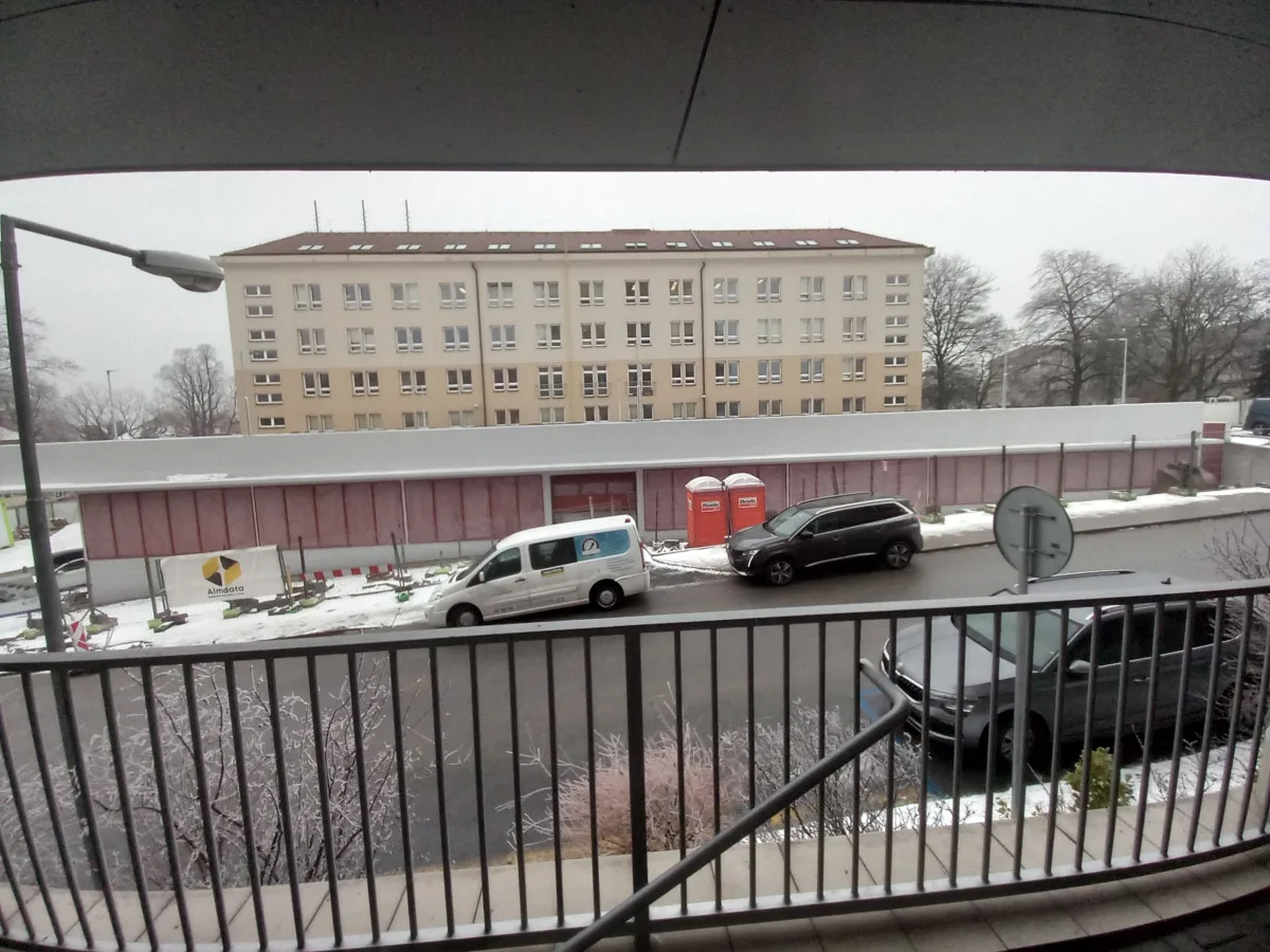FOTO: Parkovací dům u policie je téměř hotový, silné mrazy dokončení zkomplikovaly