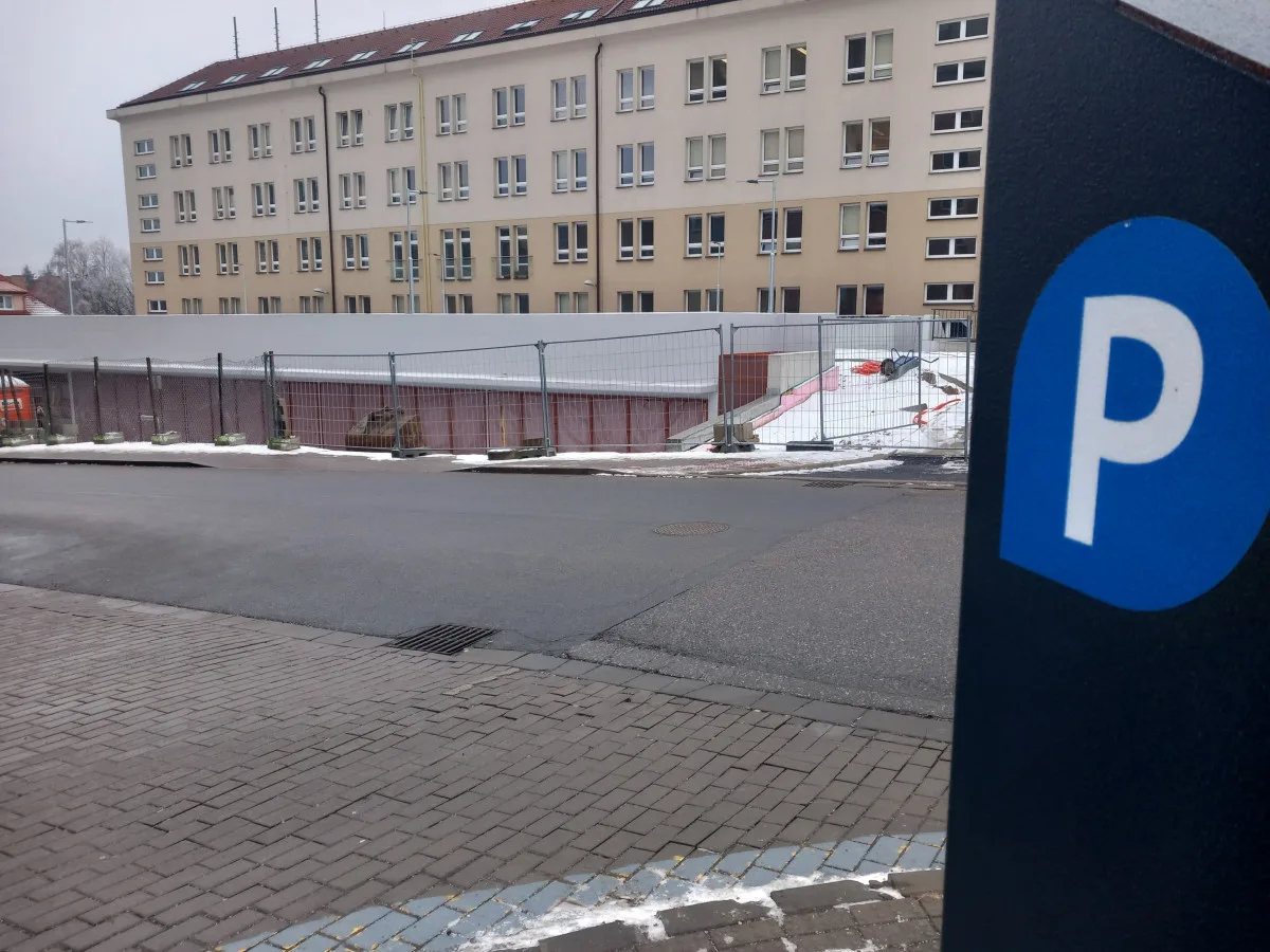 FOTO: Parkovací dům u policie je téměř hotový, silné mrazy dokončení zkomplikovaly