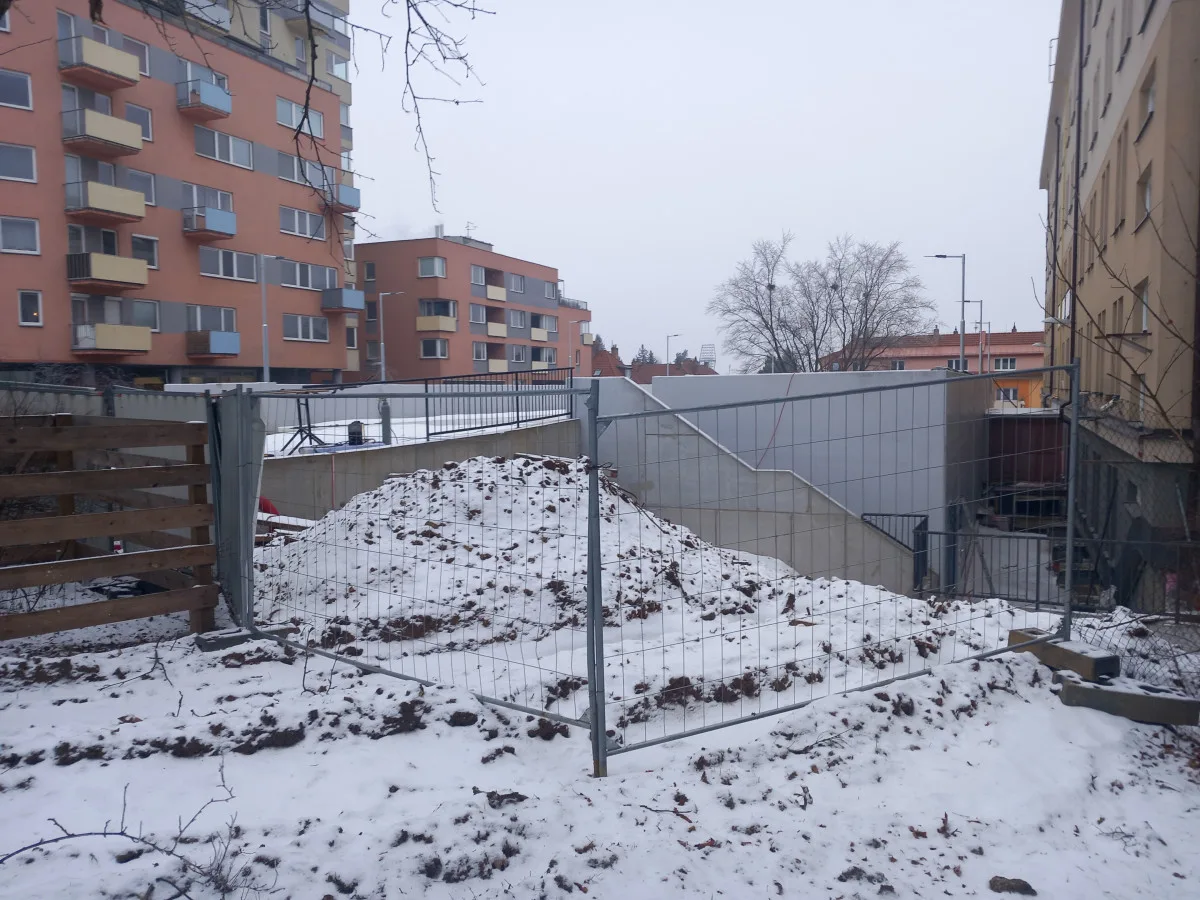 FOTO: Parkovací dům u policie je téměř hotový, silné mrazy dokončení zkomplikovaly