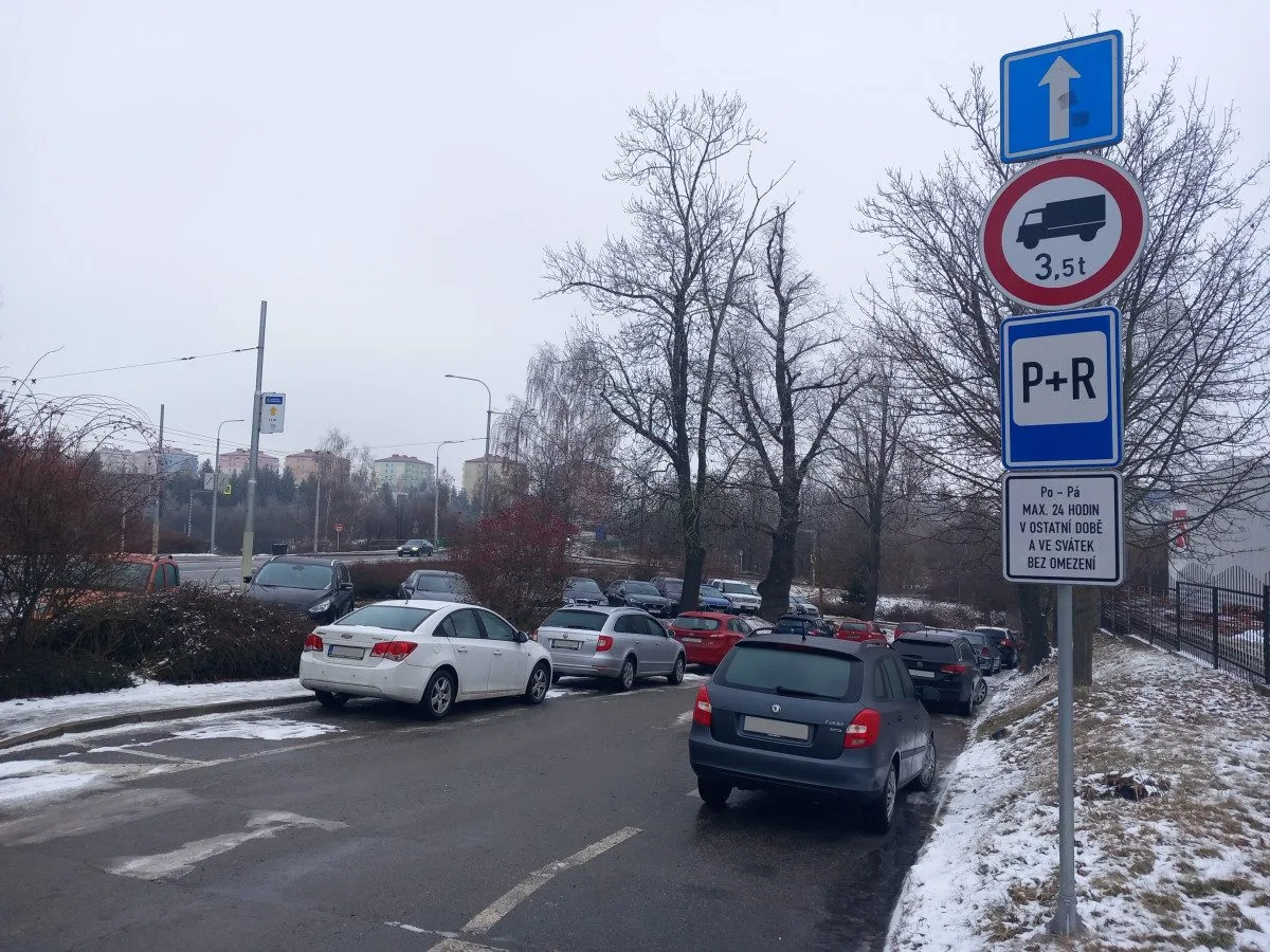 Parkování v Jihlavě XXVII: Nejen sportovní fanoušci parkují zdarma u stavebnin