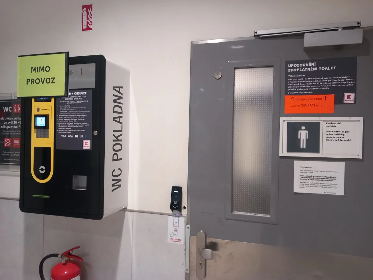 Změna v jihlavském supermarketu. Zákazníci dostanou dvacku za využití WC zpět