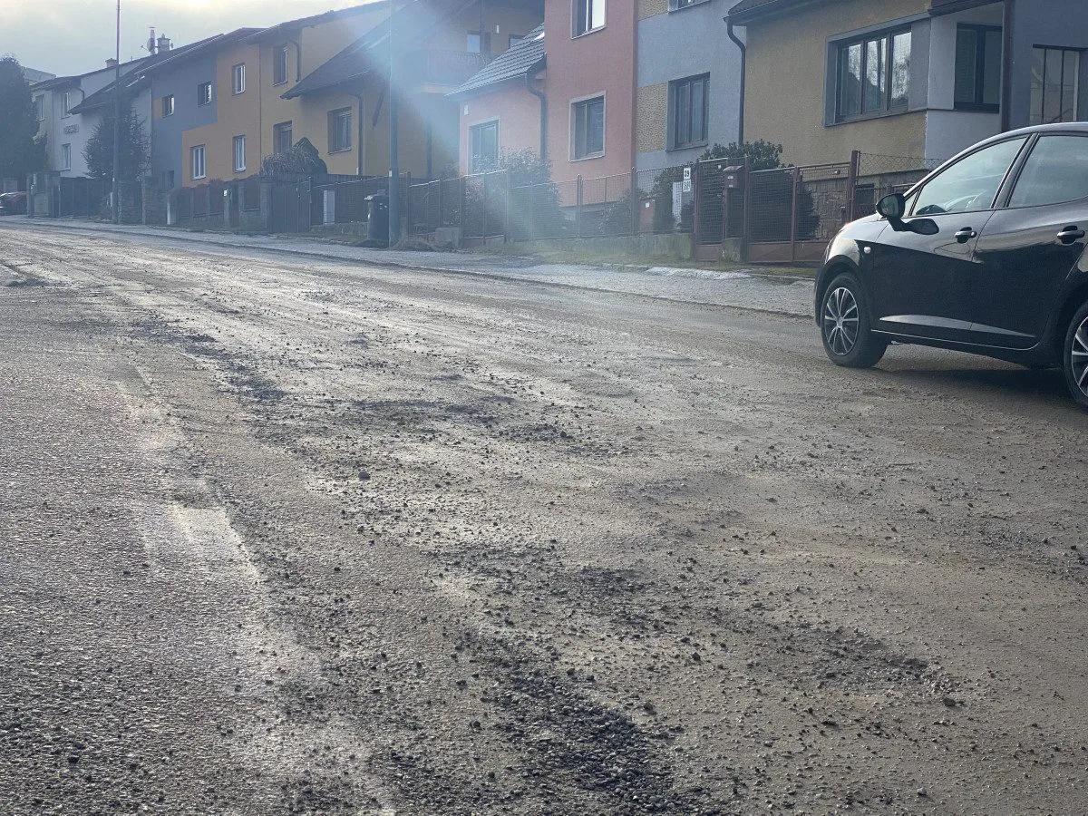 FOTO: Rošického ulice připomíná tankodrom. Město připravilo nový projekt a čeká na jaro