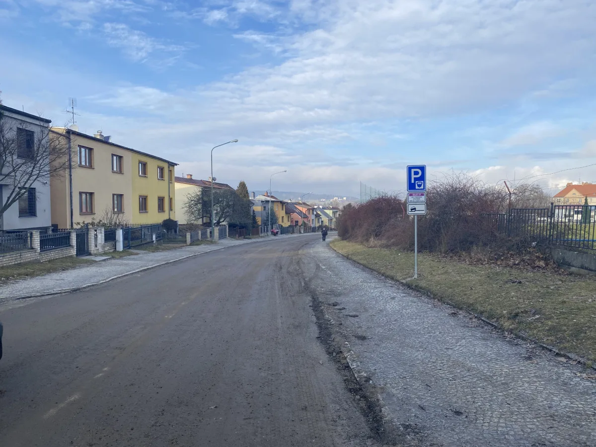FOTO: Rošického ulice připomíná tankodrom. Město připravilo nový projekt a čeká na jaro