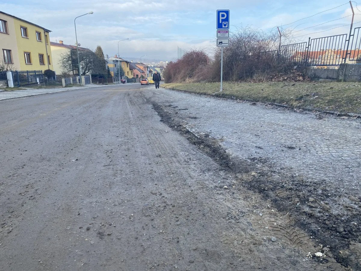 FOTO: Rošického ulice připomíná tankodrom. Město připravilo nový projekt a čeká na jaro