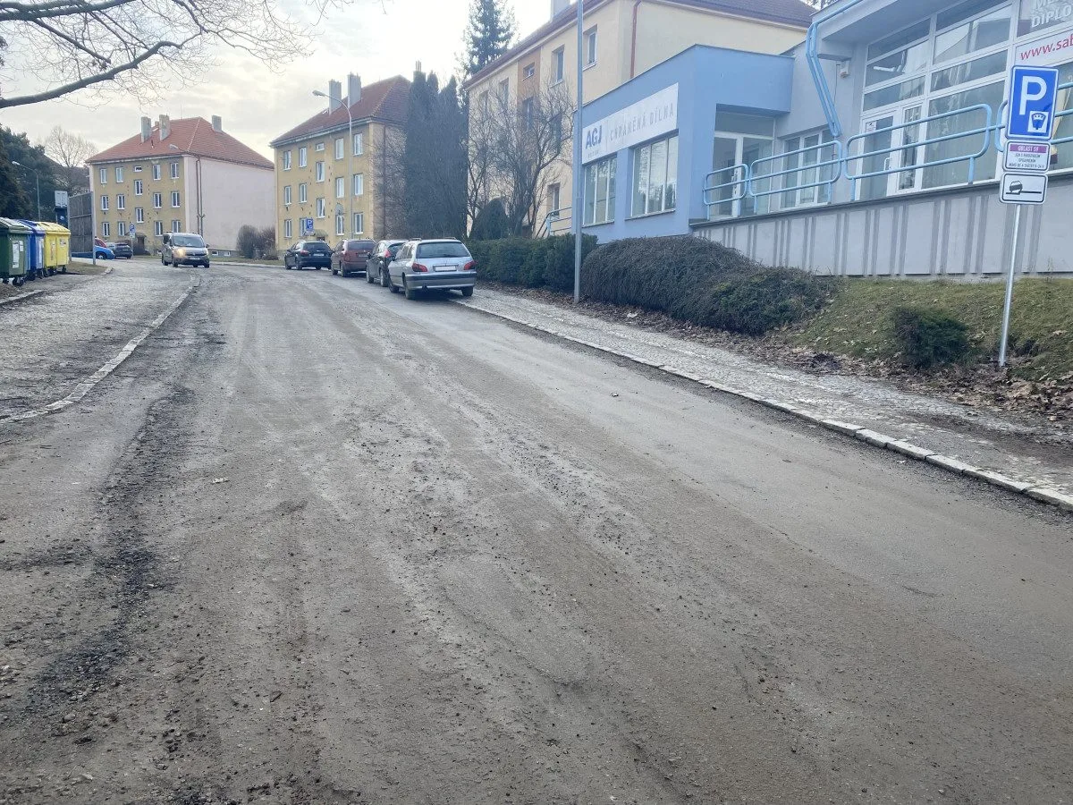 FOTO: Rošického ulice připomíná tankodrom. Město připravilo nový projekt a čeká na jaro