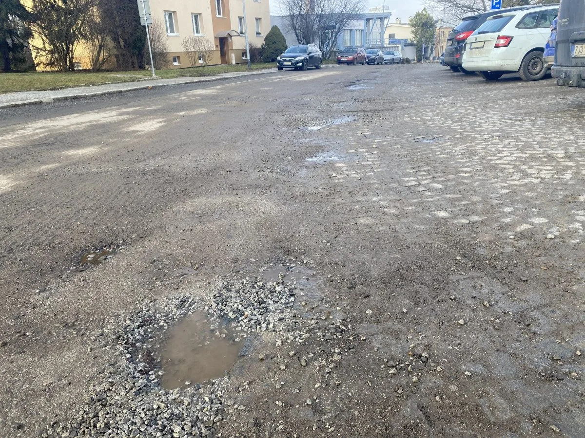 FOTO: Rošického ulice připomíná tankodrom. Město připravilo nový projekt a čeká na jaro