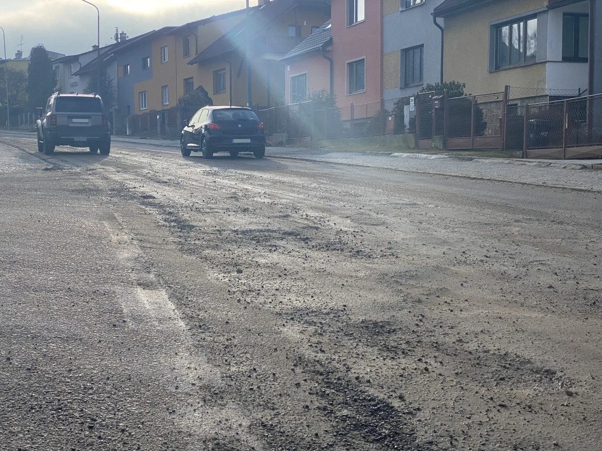 FOTO: Rošického ulice připomíná tankodrom. Město připravilo nový projekt a čeká na jaro