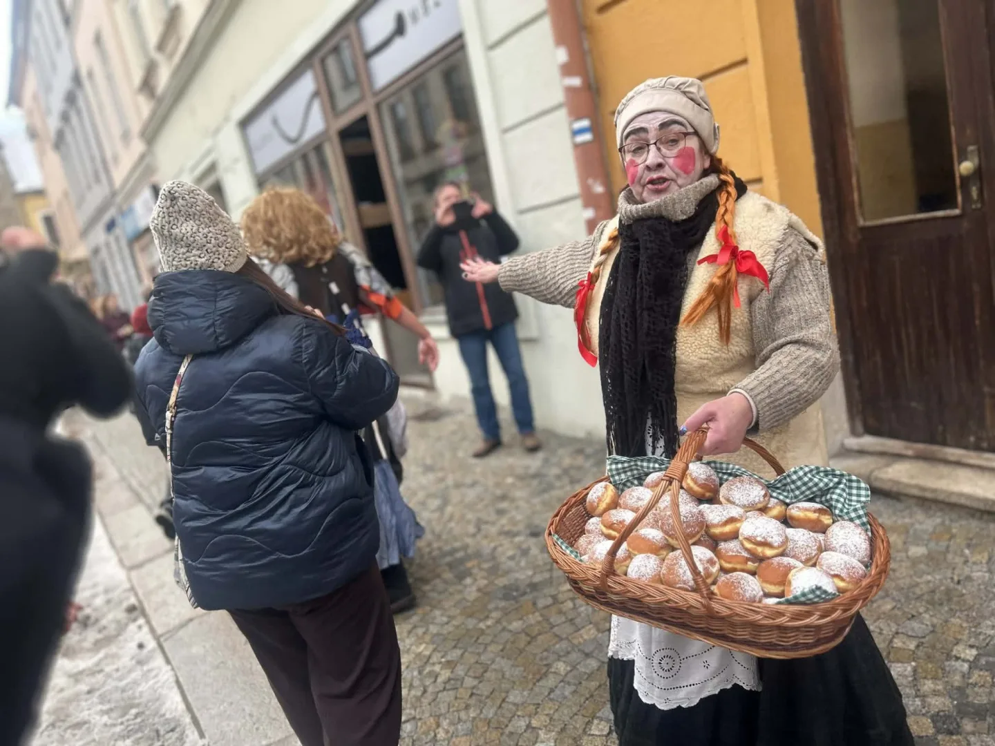 FOTO + VIDEO: Jihlavské ulice žijí Masopustním průvodem, zapojily se desítky masek