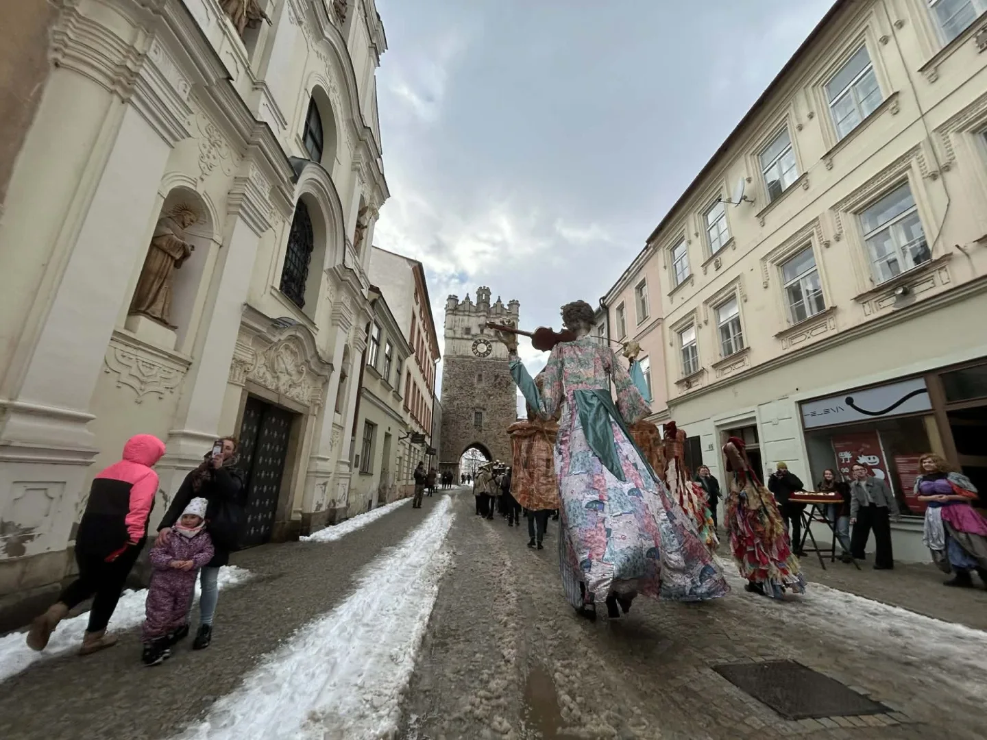 FOTO + VIDEO: Jihlavské ulice žijí Masopustním průvodem, zapojily se desítky masek