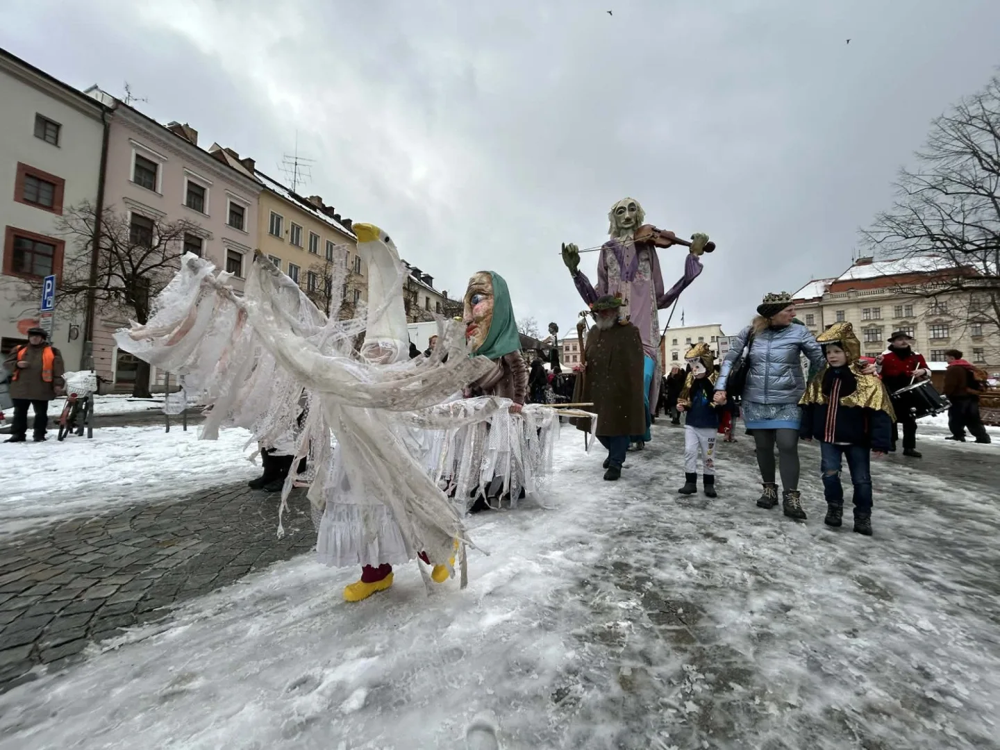 FOTO + VIDEO: Jihlavské ulice žijí Masopustním průvodem, zapojily se desítky masek
