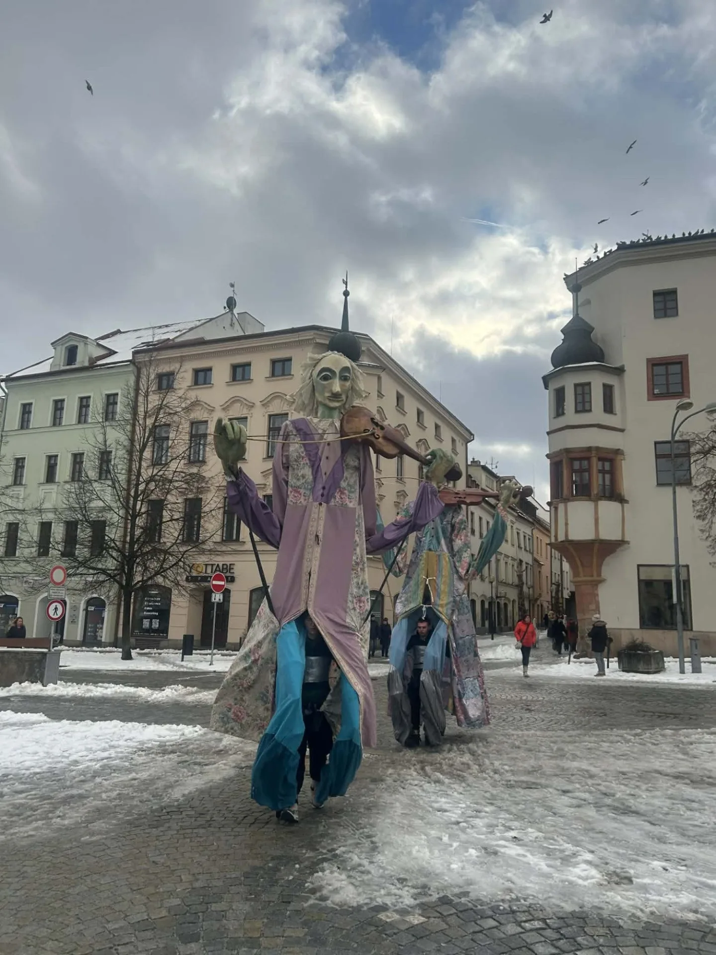 FOTO + VIDEO: Jihlavské ulice žijí Masopustním průvodem, zapojily se desítky masek