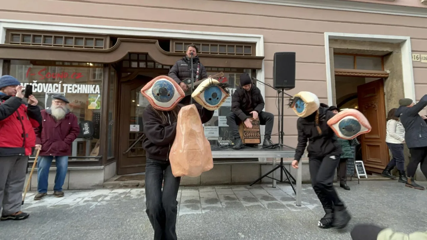 FOTO + VIDEO: Jihlavské ulice žijí Masopustním průvodem, zapojily se desítky masek