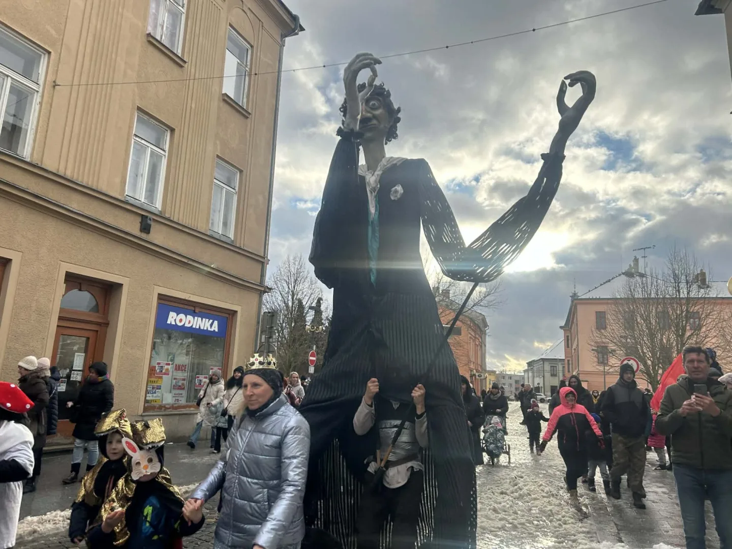 FOTO + VIDEO: Jihlavské ulice žijí Masopustním průvodem, zapojily se desítky masek